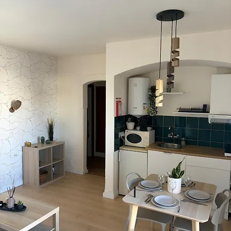 Cozy And Chic Apartman